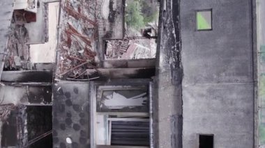 Bu borsa dikey videosu Ukrayna 'daki savaş sonrasını gösteriyor. Borodyanka' da yıkılan bir yerleşim yeri.