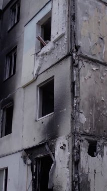 Bu borsa dikey videosu Ukrayna 'daki savaş sonrasını gösteriyor. Borodyanka' da yıkılan bir yerleşim yeri.