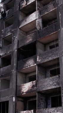 Bu borsa dikey videosu Ukrayna 'daki savaş sonrasını gösteriyor. Borodyanka' da yıkılan bir yerleşim yeri.