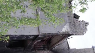 Bu borsa dikey videosu Ukrayna 'daki savaş sonrasını gösteriyor. Borodyanka' da yıkılan bir yerleşim yeri.