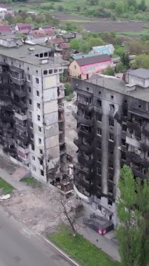 Bu borsa dikey videosu Ukrayna 'daki savaş sonrasını gösteriyor. Borodyanka' da yıkılan bir yerleşim yeri.