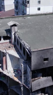 Bu borsa dikey videosu Ukrayna 'daki savaş sonrasını gösteriyor. Borodyanka' da yıkılan bir yerleşim yeri.