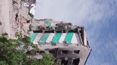 Bu borsa dikey videosu Ukrayna 'daki savaş sonrasını gösteriyor. Borodyanka' da yıkılan bir yerleşim yeri.