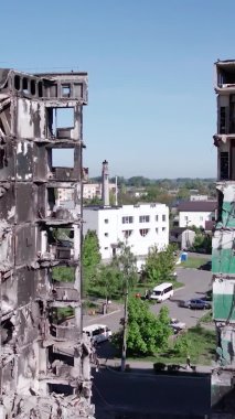 Bu borsa dikey videosu Ukrayna 'daki savaş sonrasını gösteriyor. Borodyanka' da yıkılan bir yerleşim yeri.