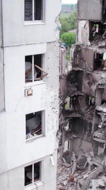 Bu borsa dikey videosu Ukrayna 'daki savaş sonrasını gösteriyor. Borodyanka' da yıkılan bir yerleşim yeri.