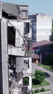 Bu borsa dikey videosu Ukrayna 'daki savaş sonrasını gösteriyor. Borodyanka' da yıkılan bir yerleşim yeri.