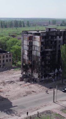 Bu borsa dikey videosu Ukrayna 'daki savaş sonrasını gösteriyor. Borodyanka' da yıkılan bir yerleşim yeri.