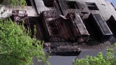 Bu borsa dikey videosu Ukrayna 'daki savaş sonrasını gösteriyor. Borodyanka' da yıkılan bir yerleşim yeri.