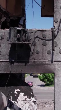 Bu borsa dikey videosu Ukrayna 'daki savaş sonrasını gösteriyor. Borodyanka' da yıkılan bir yerleşim yeri.