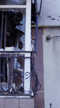 Bu borsa dikey videosu Ukrayna 'daki savaş sonrasını gösteriyor. Borodyanka' da yıkılan bir yerleşim yeri.