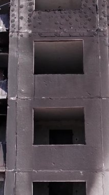 Bu borsa dikey videosu Ukrayna 'daki savaş sonrasını gösteriyor. Borodyanka' da yıkılan bir yerleşim yeri.