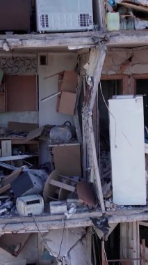 Bu borsa dikey videosu Ukrayna 'daki savaş sonrasını gösteriyor. Borodyanka' da yıkılan bir yerleşim yeri.