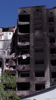 Bu borsa dikey videosu Ukrayna 'daki savaş sonrasını gösteriyor. Borodyanka' da yıkılan bir yerleşim yeri.