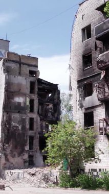 Bu borsa dikey videosu Ukrayna 'daki savaş sonrasını gösteriyor. Borodyanka' da yıkılan bir yerleşim yeri.