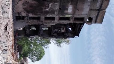 Bu borsa dikey videosu Ukrayna 'daki savaş sonrasını gösteriyor. Borodyanka' da yıkılan bir yerleşim yeri.