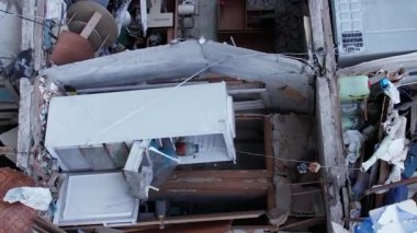 Bu borsa dikey videosu Ukrayna 'daki savaş sonrasını gösteriyor. Borodyanka' da yıkılan bir yerleşim yeri.