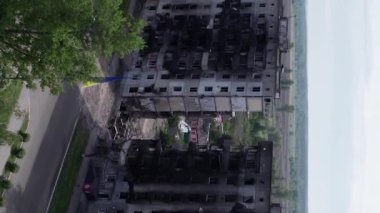 Bu borsa dikey videosu Ukrayna 'daki savaş sonrasını gösteriyor. Borodyanka' da yıkılan bir yerleşim yeri.