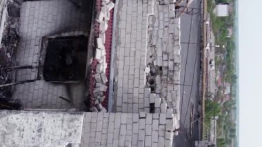 Bu borsa dikey videosu Ukrayna 'daki savaş sonrasını gösteriyor. Borodyanka' da yıkılan bir yerleşim yeri.