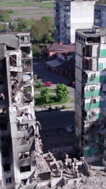 Bu borsa dikey videosu Ukrayna 'daki savaş sonrasını gösteriyor. Borodyanka' da yıkılan bir yerleşim yeri.