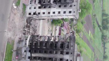 Bu borsa dikey videosu Ukrayna 'daki savaş sonrasını gösteriyor. Borodyanka' da yıkılan bir yerleşim yeri.