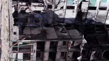 Bu borsa dikey videosu Ukrayna 'daki savaş sonrasını gösteriyor. Borodyanka' da yıkılan bir yerleşim yeri.
