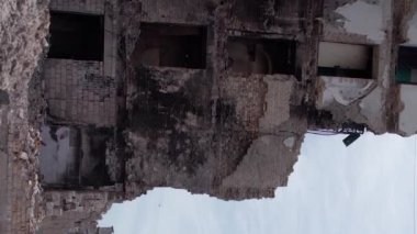 Bu borsa dikey videosu Ukrayna 'daki savaş sonrasını gösteriyor. Borodyanka' da yıkılan bir yerleşim yeri.