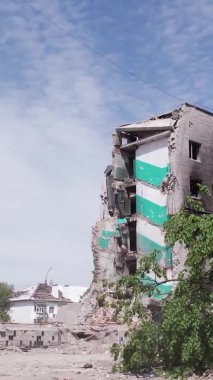 Bu borsa dikey videosu Ukrayna 'daki savaş sonrasını gösteriyor. Borodyanka' da yıkılan bir yerleşim yeri.