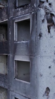 Bu borsa dikey videosu Ukrayna 'daki savaş sonrasını gösteriyor. Borodyanka' da yıkılan bir yerleşim yeri.