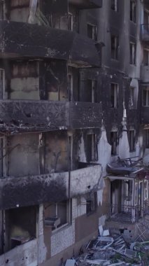 Bu borsa dikey videosu Ukrayna 'daki savaş sonrasını gösteriyor. Borodyanka' da yıkılan bir yerleşim yeri.