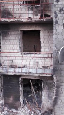 Bu borsa dikey videosu Ukrayna 'daki savaş sonrasını gösteriyor. Borodyanka' da yıkılan bir yerleşim yeri.