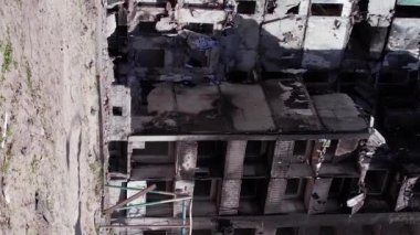 Bu borsa dikey videosu Ukrayna 'daki savaş sonrasını gösteriyor. Borodyanka' da yıkılan bir yerleşim yeri.