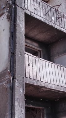 Bu borsa dikey videosu Ukrayna 'daki savaş sonrasını gösteriyor. Borodyanka' da yıkılan bir yerleşim yeri.