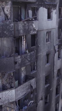 Bu borsa dikey videosu Ukrayna 'daki savaş sonrasını gösteriyor. Borodyanka' da yıkılan bir yerleşim yeri.