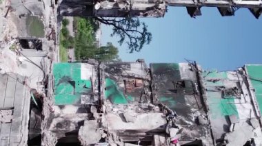 Bu borsa dikey videosu Ukrayna 'daki savaş sonrasını gösteriyor. Borodyanka' da yıkılan bir yerleşim yeri.