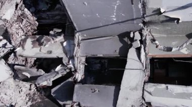 Bu borsa dikey videosu Ukrayna 'daki savaş sonrasını gösteriyor. Borodyanka' da yıkılan bir yerleşim yeri.