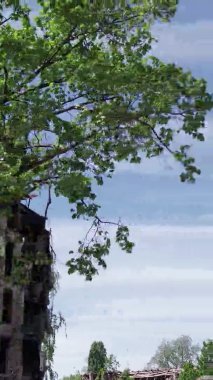 Bu borsa dikey videosu Ukrayna 'daki savaş sonrasını gösteriyor. Borodyanka' da yıkılan bir yerleşim yeri.