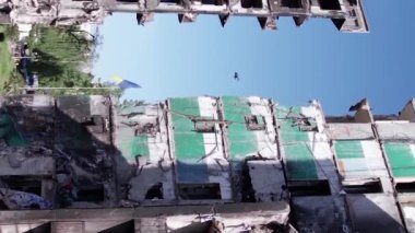 Bu borsa dikey videosu Ukrayna 'daki savaş sonrasını gösteriyor. Borodyanka' da yıkılan bir yerleşim yeri.