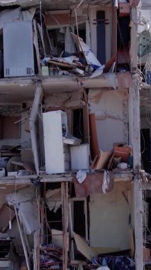 Bu borsa dikey videosu Ukrayna 'daki savaş sonrasını gösteriyor. Borodyanka' da yıkılan bir yerleşim yeri.