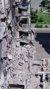 Bu borsa dikey videosu Ukrayna 'daki savaş sonrasını gösteriyor. Borodyanka' da yıkılan bir yerleşim yeri.