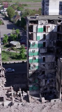 Bu borsa dikey videosu Ukrayna 'daki savaş sonrasını gösteriyor. Borodyanka' da yıkılan bir yerleşim yeri.