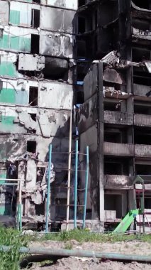 Bu borsa dikey videosu Ukrayna 'daki savaş sonrasını gösteriyor. Borodyanka' da yıkılan bir yerleşim yeri.