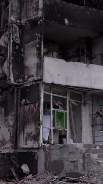 Bu borsa dikey videosu Ukrayna 'daki savaş sonrasını gösteriyor. Borodyanka' da yıkılan bir yerleşim yeri.
