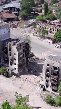 Bu borsa dikey videosu Ukrayna 'daki savaş sonrasını gösteriyor. Borodyanka' da yıkılan bir yerleşim yeri.