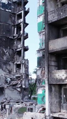 Bu borsa dikey videosu Ukrayna 'daki savaş sonrasını gösteriyor. Borodyanka' da yıkılan bir yerleşim yeri.