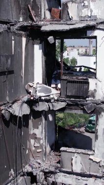 Bu borsa dikey videosu Ukrayna 'daki savaş sonrasını gösteriyor. Borodyanka' da yıkılan bir yerleşim yeri.