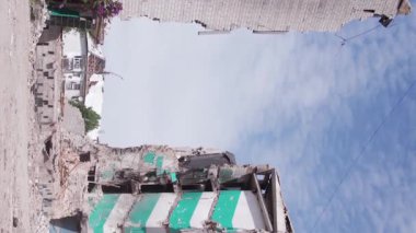 Bu borsa dikey videosu Ukrayna 'daki savaş sonrasını gösteriyor. Borodyanka' da yıkılan bir yerleşim yeri.