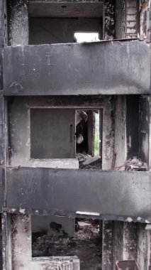 Bu borsa dikey videosu Ukrayna 'daki savaş sonrasını gösteriyor. Borodyanka' da yıkılan bir yerleşim yeri.