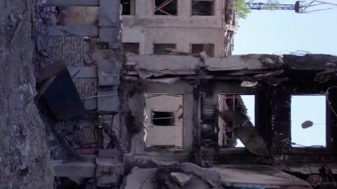 Bu borsa dikey videosu Ukrayna 'daki savaş sonrasını gösteriyor. Borodyanka' da yıkılan bir yerleşim yeri.