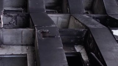 Bu borsa dikey videosu Ukrayna 'daki savaş sonrasını gösteriyor. Borodyanka' da yıkılan bir yerleşim yeri.
