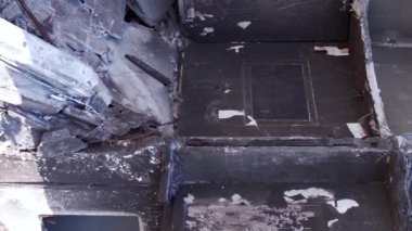 Bu borsa dikey videosu Ukrayna 'daki savaş sonrasını gösteriyor. Borodyanka' da yıkılan bir yerleşim yeri.